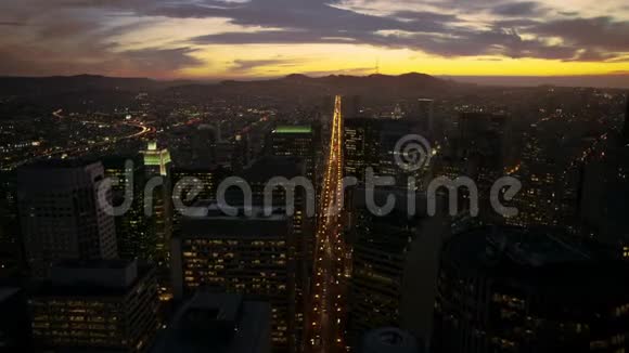 令人难以置信的空中无人驾驶飞机在夕阳下的现代旧金山市中心摩天大楼建筑全景视频的预览图