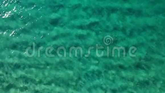 平静清澈的海水背景平静的海水背景一片晶莹剔透的蓝绿色水的空中镜头顶级视频的预览图