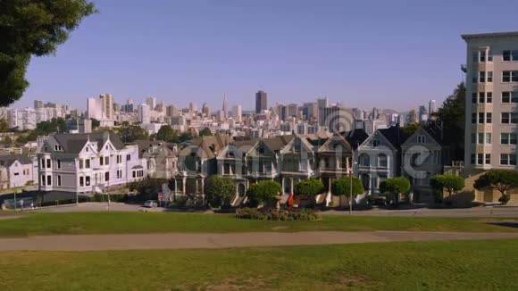 阳光明媚的一天旧金山现代市中心城市景观舒适的小房子在空中无人机全景视频的预览图