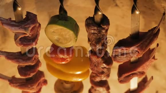 传统的亚洲坦德尔肉串上的蔬菜和肉串视频的预览图
