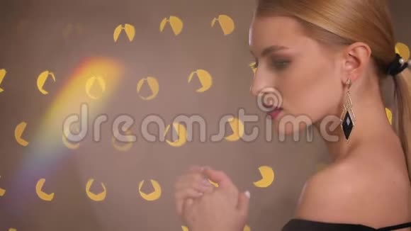 女人在镜头上做空气吻慢动作黄色背景视频的预览图
