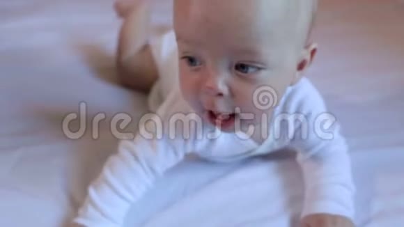 床上卧室里一个可爱嫩嫩的新生婴儿的肖像视频的预览图