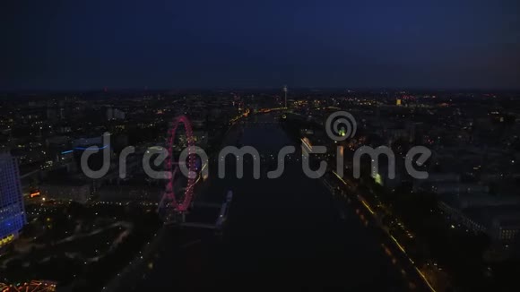 夜晚明亮的灯光照亮了伦敦市中心建筑令人惊叹的空中无人机城市景观全景视频的预览图