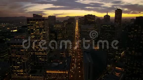 在旧金山市中心建筑中空中无人机全景中迷人的日落天际线是现代高楼大厦视频的预览图