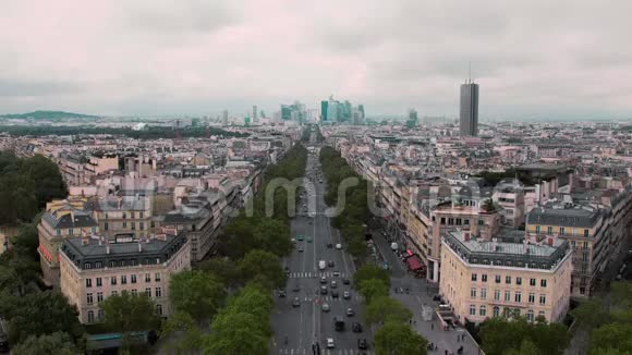 从上面看在屋顶和商业区拉国防巴黎法国慢运动城市景观车视频的预览图