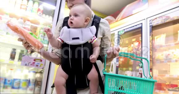 妈妈和宝宝在超市购物视频的预览图