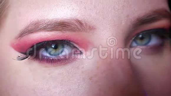 迷人的女性蓝眼妆特写粉色系迷人的眼线直视镜头视频的预览图