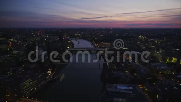 在泰晤士河上空令人难以置信的粉红色日落空中无人机全景伦敦市中心建筑视频的预览图