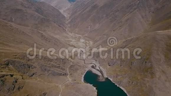 空中视频和一个泻湖美丽的山谷的尽头视频的预览图