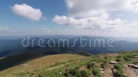 从Hoverla山可以看到乌克兰喀尔巴阡山脉人们爬到山顶视频的预览图