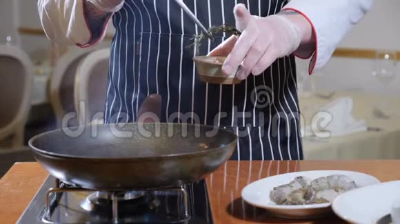 出去吃饭准备食物厨师把药草和大蒜放到煎锅里沸腾的油溅慢慢视频的预览图