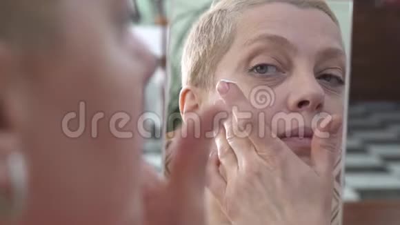 成熟女性一面镜子一面涂面霜视频的预览图