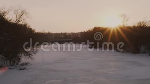 从大桥到冰雪覆盖的冰冻河流的景色视频的预览图
