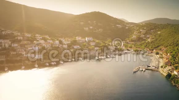 鸟瞰风景如画的阳光基奥尼湾和村庄希腊伊萨卡岛视频的预览图