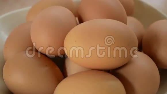 鸡蛋在盘子上旋转视频的预览图
