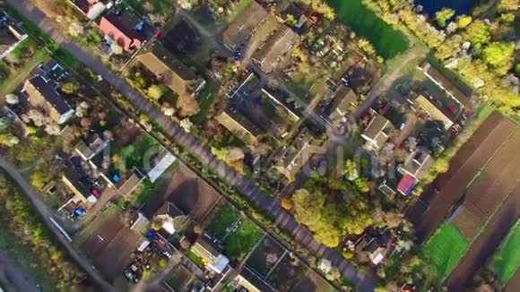 鸟瞰美丽的街道房屋和五彩缤纷的花园视频的预览图