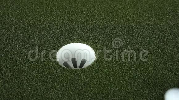 将小高尔夫球放入打洞职业高尔夫球视频的预览图