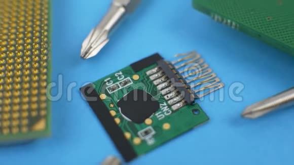 带有微芯片和晶体管的电子绿色电路板视频的预览图