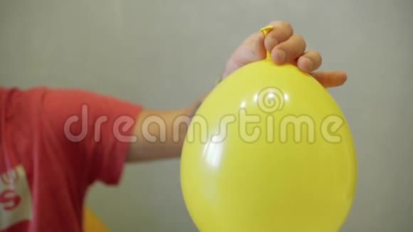 一只雄性手把手里的黄色球吹掉视频的预览图