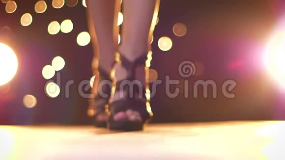 女性穿着黑色高跟鞋鞋子特写走向室内镜头的精彩镜头灯光插图视频的预览图