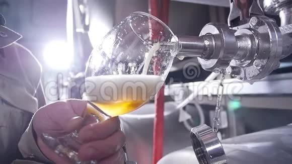小企业和制造理念啤酒厂工艺啤酒酿造设备琥珀啤酒倒进玻璃杯视频的预览图