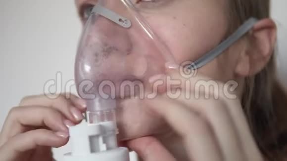 一名妇女在家中用喷雾器吸入治疗视频的预览图