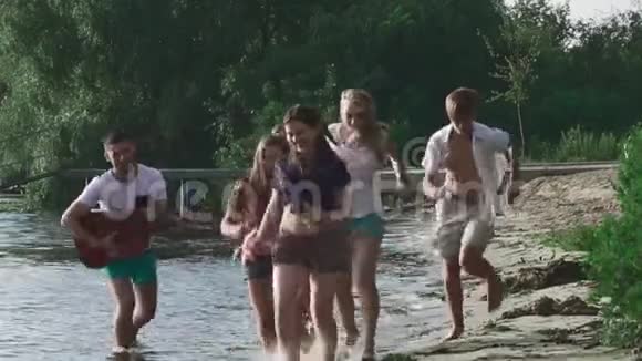 青少年在河岸上休息视频的预览图