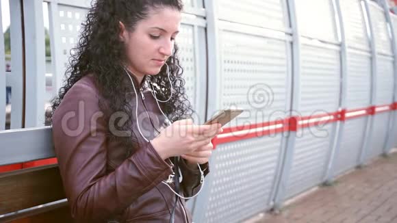女人在等火车写短信视频的预览图