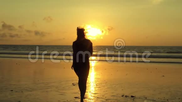 在海滩上奔跑的成年妇女视频的预览图