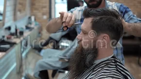 理发店的理发师用剪刀剪头发理发师在工作过程中手理发师视频的预览图