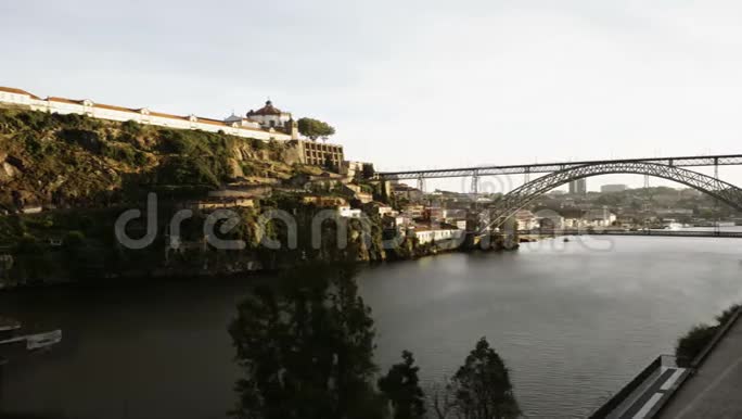 波尔图葡萄牙多姆路易斯一桥俯瞰多罗河6K晚间时光流逝视频的预览图