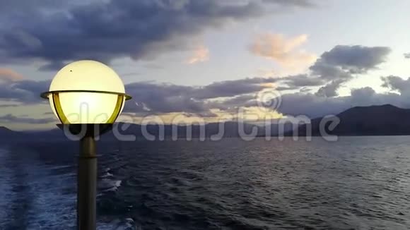 眺望大海的灯柱露台视频的预览图