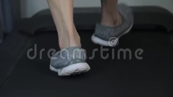 鞋子在跑步机上行走视频的预览图