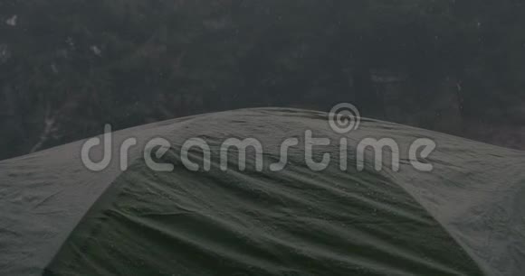 黑暗的旅游帐篷在斯洛莫的喀尔巴阡的大雨下视频的预览图