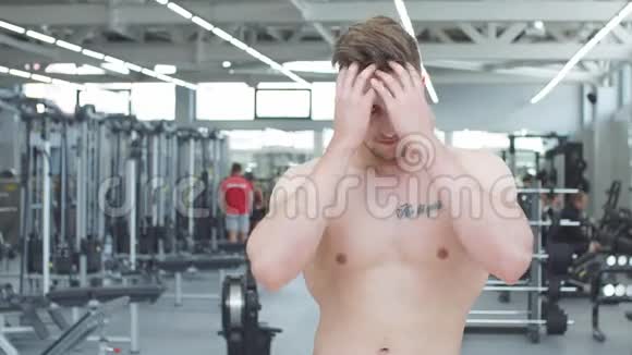 帅哥在健身房锻炼时休息视频的预览图