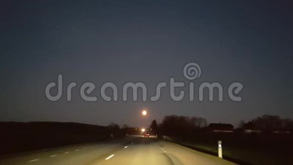傍晚朝月亮行驶时的美丽景色视频的预览图