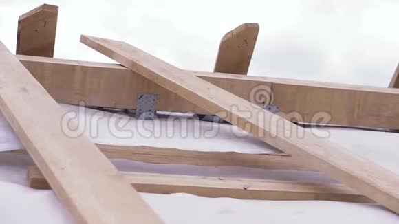 施工现场一栋新房子未完工的木屋顶用白色防护布迎风招展视频的预览图