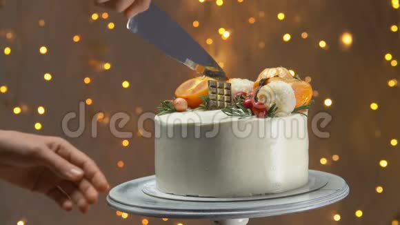 一只手拿刀切新年蛋糕视频的预览图