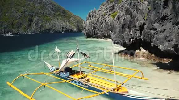 菲律宾传统船靠近美丽的海岸视频的预览图