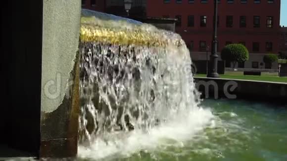 一股水流溢出喷泉中的金色屏障视频的预览图
