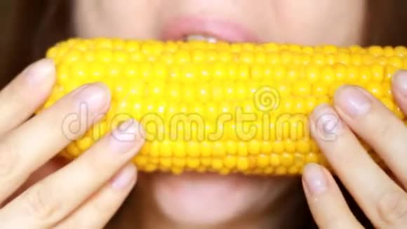 女人吃玉米特写蔬菜食品蔬菜视频的预览图