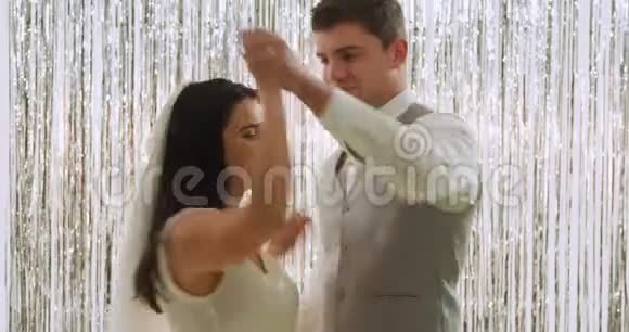 刚结婚的夫妻跳舞视频的预览图