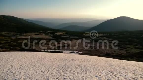 在斯洛文尼亚喀尔巴阡山脉的一个平坦的山谷上潺潺的湖水视频的预览图