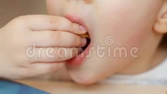 儿童吃炸薯条特写吃快餐的婴儿画像视频的预览图