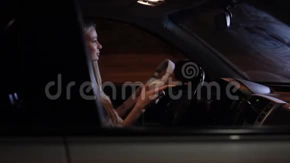 女司机晚上在车上戴耳机视频的预览图