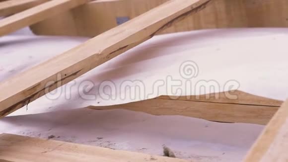 施工现场一栋新房子未完工的木屋顶用白色防护布迎风招展视频的预览图