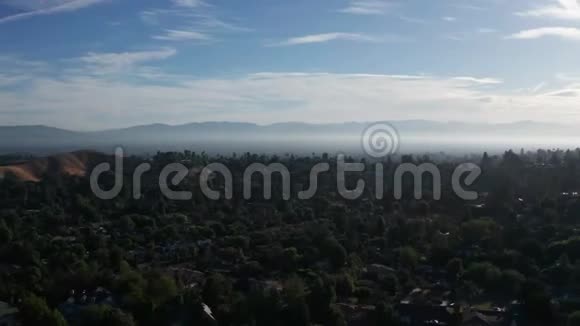 塔扎纳山谷住宅区和塔扎纳山脉的壮丽鸟瞰图位于托班加峡谷旁边视频的预览图