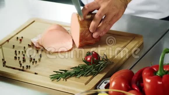 厨师用刀切肉厨师的手在缓慢的移动中划着哼哼视频的预览图