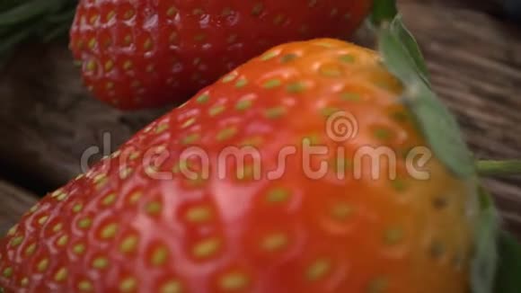 旧木质背景上的新鲜草莓视频的预览图
