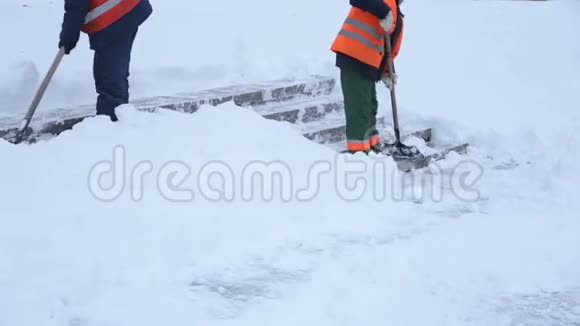 工人用铁锹清除城镇广场楼梯上的积雪视频的预览图